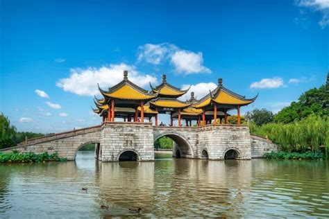  Il Giardino Slender West Lake: Un piccolo paradiso di bellezza e tranquillità nella vivace Yangzhou!