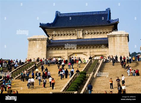 Il Mausoleo di Dr. Sun Yat-sen: Una Sentinella Storica e Un'Oasi di Pace!