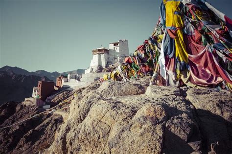 Il Monastero di Namgyal, un gioiello spirituale immerso nella vastità tibetana!