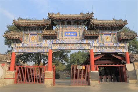 La Pagoda della Nuvola Bianca: Un gioiello architettonico sospeso tra cielo e terra!