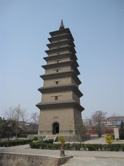 La Pagoda del Cinque Fagioli! Un Maestoso Esempio di Architettura Tang e Storia Millenaria.