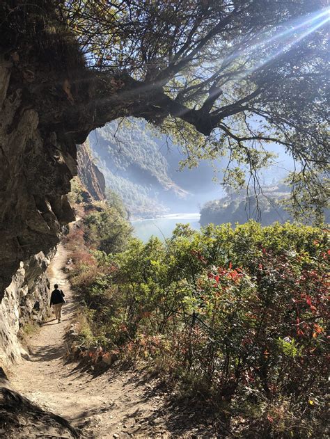 Menjiang Nu River Valley: Un'Oasi di Tranquillità e Bellezza Selvaggia!