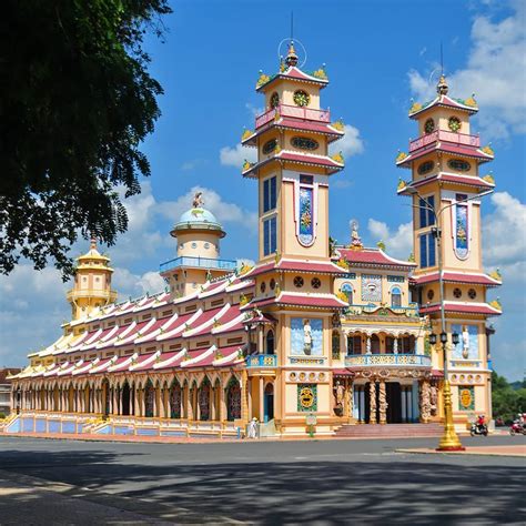 Cao Dai Temple: Un'architettura Ecletica e un Mix di Religioni!