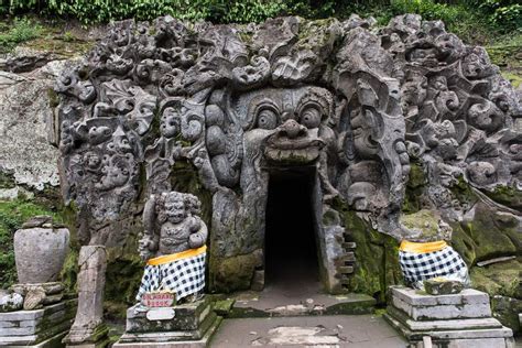 Goa Gajah: Uno stupefacente sito archeologico scavato nella roccia e un rifugio spirituale nel cuore di Bali!