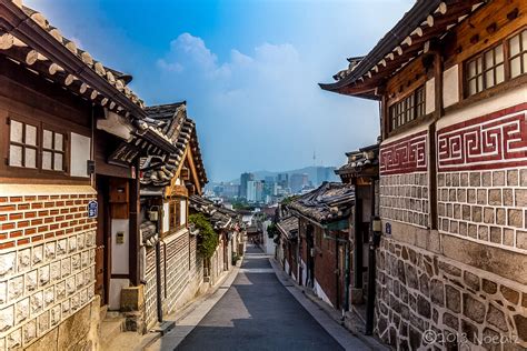 Il Bukchon Hanok Village: Un Ritratto Romantico del Passato Coreano!