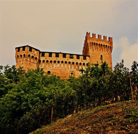 Il Castello di Gradara: Una Fortezza Romantica con una Storia di Amore e Tradimento!