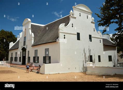 Il Castello di Groot Constantia: Un Gioiello Storico Immerso nella Natura Sudafricana!