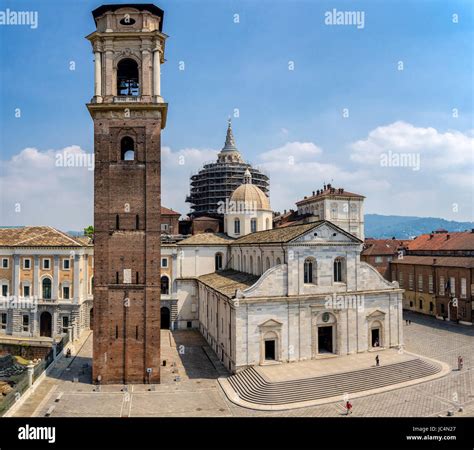 Il Duomo di Torino: Una Cattedrale Gotica Incoronata da un Gigante!