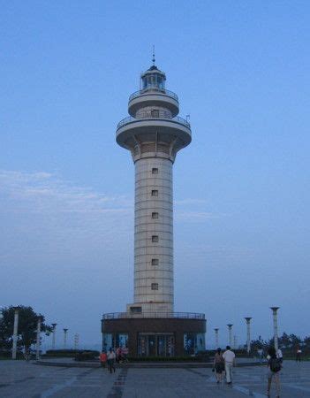 Il Faro di Rizhao: Una Sentinella Luminosa che Veglia sul Mar Giallo!