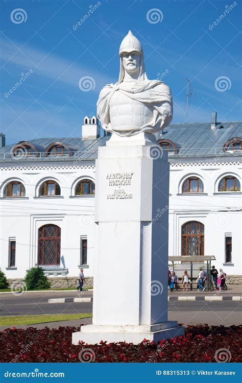 Il Monumento di Aleksandr Nevsky: Un omaggio alla storia russa e un punto panoramico mozzafiato!