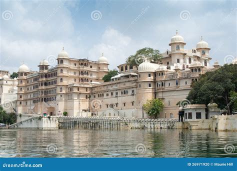  Il Palazzo Reale di Udaipur: Un gioiello architettonico arroccato su un lago scintillante!