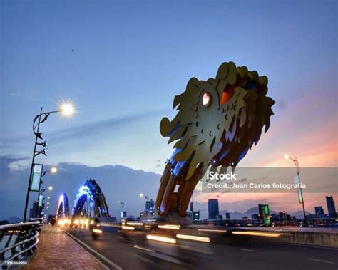   Il Ponte del Drago Rosso: Un Simbolo di Fortuna e Bellezza Inarrestabile!