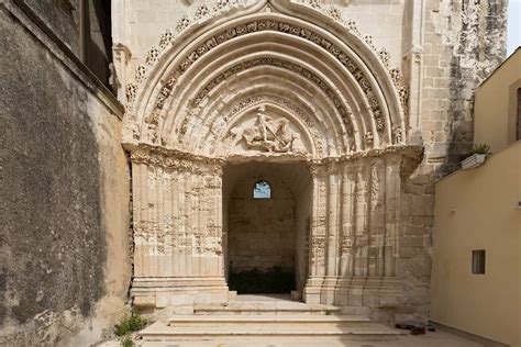 Il Portale di San Giorgio: Un Viaggio nel Tempo attraverso l'Architettura Gotica!