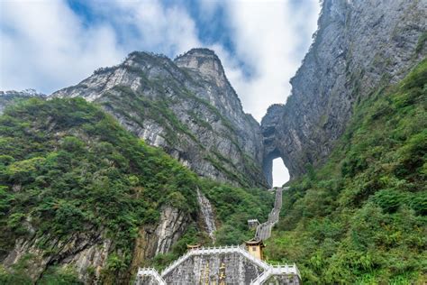  Il Tempio di Guifeng! Un gioiello nascosto tra le montagne del Hunan