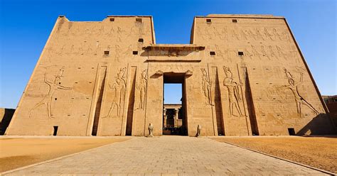 Il Tempio di Horus ad Edfu: Un Maestoso Omaggio all'Aquila Divinizzata!