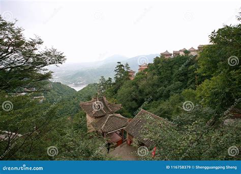 Il Tempio di Kongtong! Un'Antica Struttura Religiosa Incastonata Nella Natura Splendente