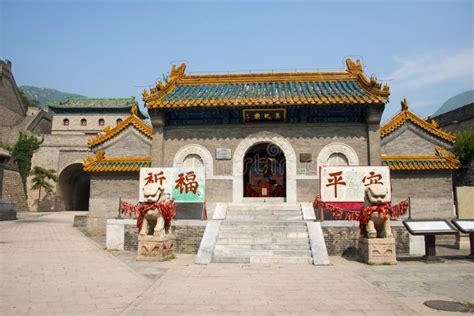   Il Tempio di Zhenwu: Un'Oasi di Pace nel Cuore del Chaos Urbano!