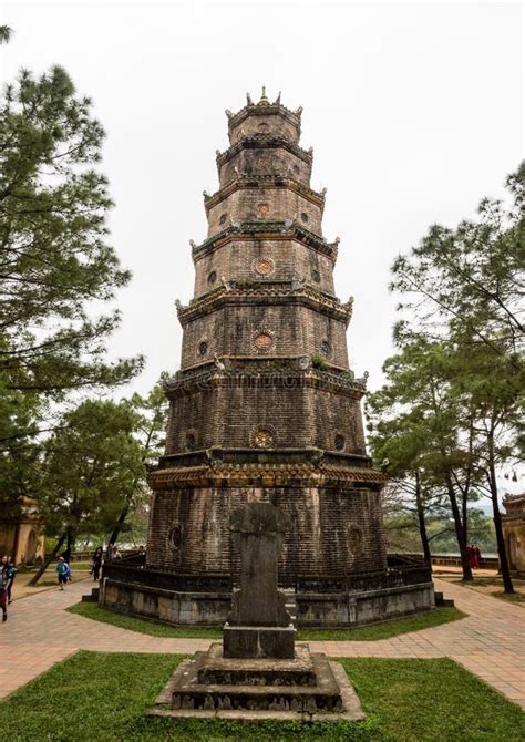 Il Tempio Thien Mu: Un Gioiello Spirituale e Storico sulle Sponde del Fiume Perfume!