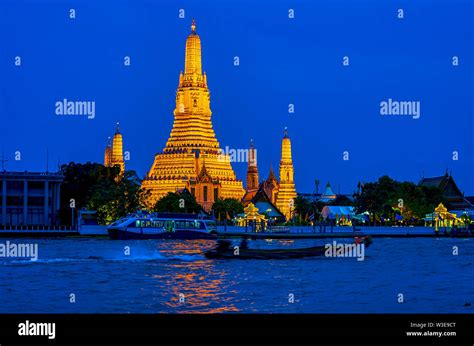 Il Wat Arun: Un Tempio Splendente sul Fiume Chao Phraya!