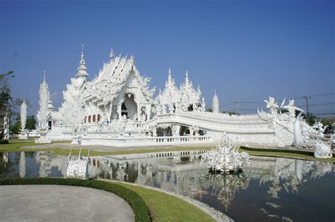  Il Wat Rong Khun: Un Tempio Bianco Brillante e Straordinario