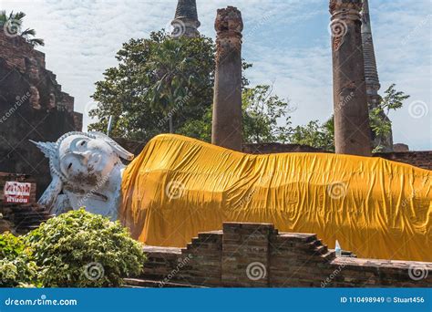   Il Wat Yai Chaimongkol: Un Tempio Storico con un Misterioso Buddha Dormiente!