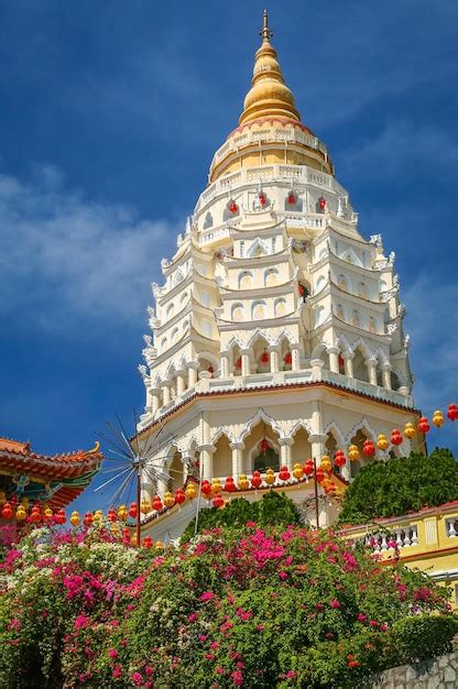 Kek Lok Si Temple: Un'Oasi di Pace Spirituale e Splendore Architettonico!