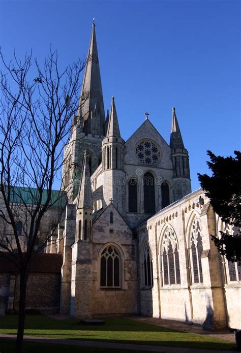 La Cattedrale di Chichester: Un capolavoro architettonico medievale e un gioiello della storia inglese!