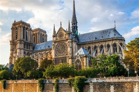 La Cattedrale di Notre-Dame: Un gioiello gotico che sfida il tempo!