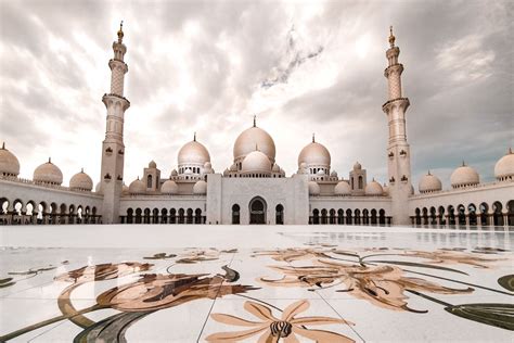  La Grande Moschea di Umuahia: Un gioiello architettonico e un centro spirituale vibrante!