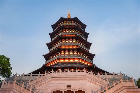  La Pagoda di Baita: Una Torre Millenaria che Incontra il Cielo Azzurro!