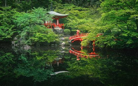  La Pagoda del Lago Rosso: un tempio scintillante immerso nella storia!