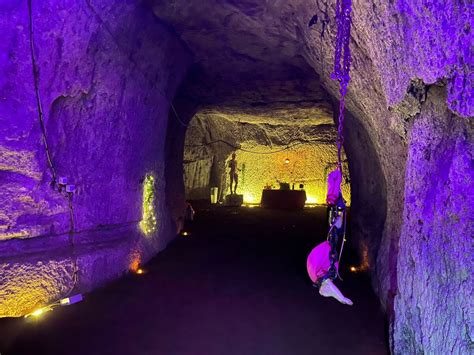 Le Grotte di Tianlongshan! Un labirinto sotterraneo ricco di cristalli scintillanti!