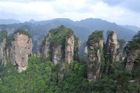 Le Montagne di Fangyan: Un gioiello nascosto tra le cime e i templi antichi!