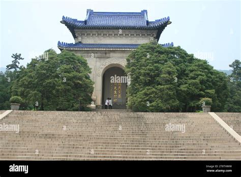 Il Mausoleo di Sun Zhongshan: Un omaggio alla storia e un parco pittoresco da esplorare!