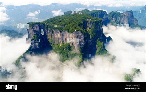  Tianmenshan Mountain: Un Percorso Emozionante Attraverso le Nuvole!