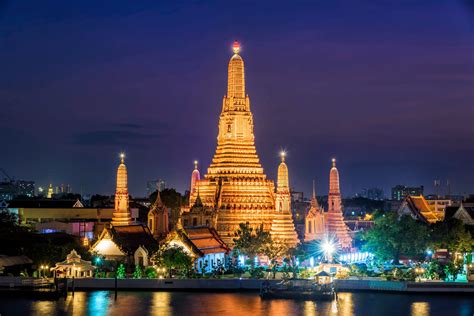  Wat Arun: Un Tempio Illuminato da Mille Luci e un'Esplorazione Culturale Inebriante!