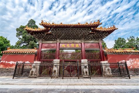 Yiyang Confucian Temple! A Monumental Journey Through History and Serenity